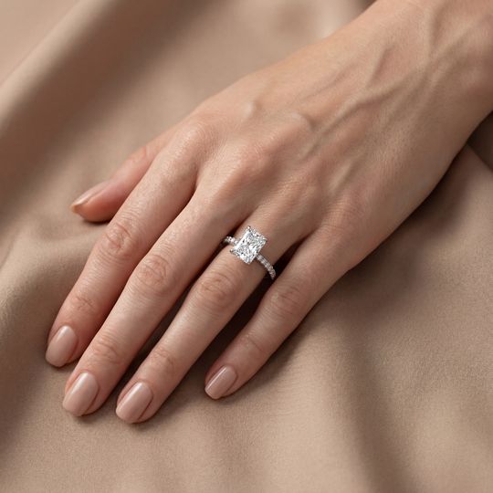 Lucia Radiant White Onhand