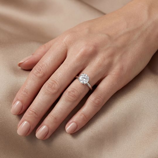 Valentine Round White Onhand