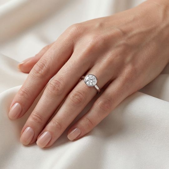 Erica Round White Onhand