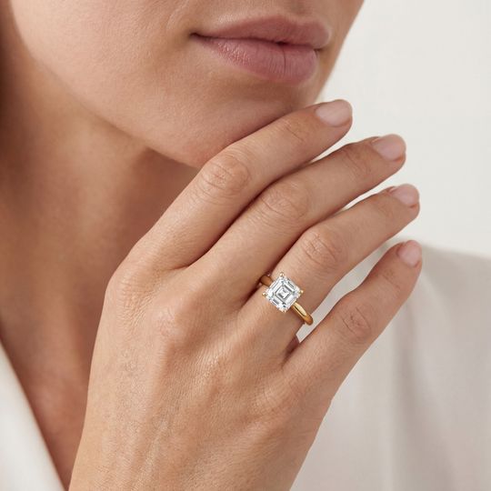 Tulip Asscher Yellow Onmodel