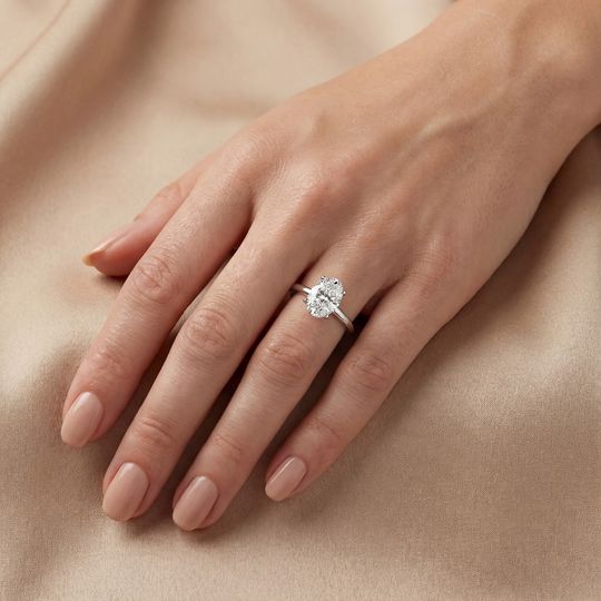 Viva Oval White Onhand