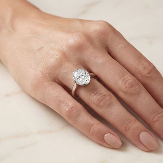 Erica Oval White Onhand
