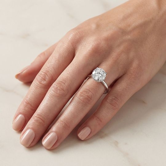 Sorelle Round White On Hand