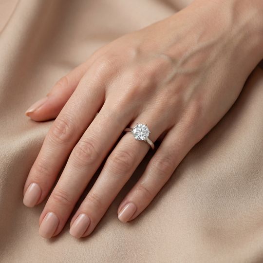 Amore Round White On Hand (1)