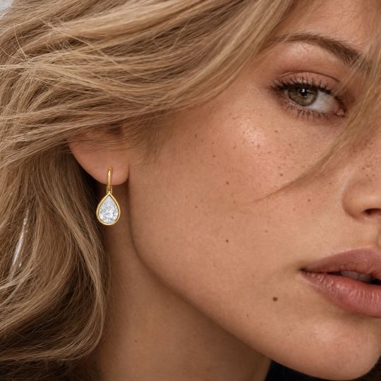 Droplet Pear Diamond Earrings Yellow Gold Model 1