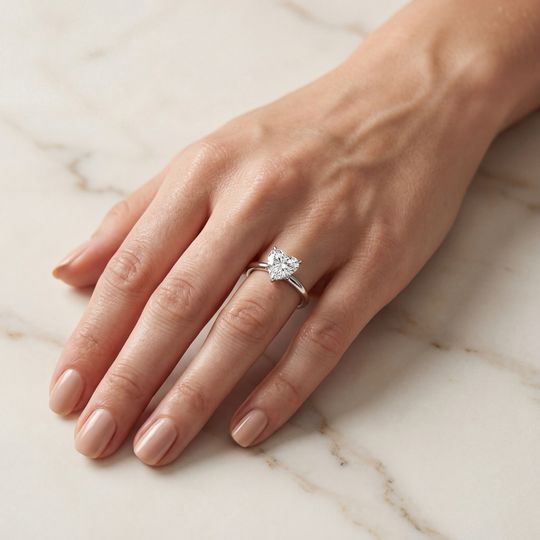 Valentine Heart White Onhand