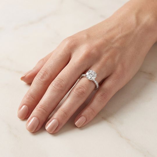 Scarlett Round White Onhand