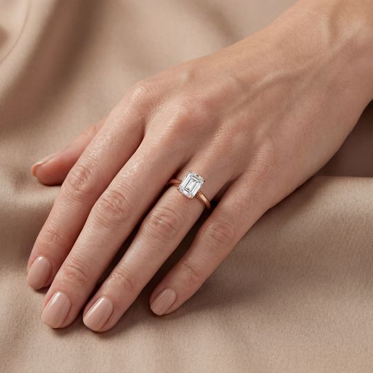Amore Emerald Rose On Hand