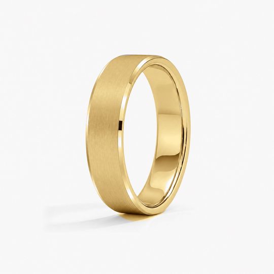 Bevelled 5Mm 18K Yellow Gold Matte 02 Standing