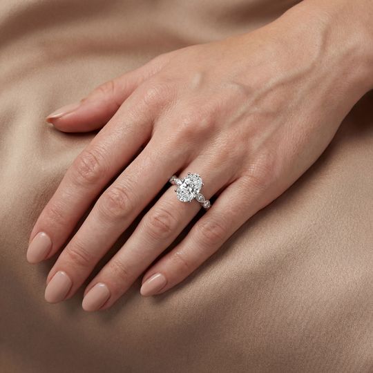 Oriana Oval White Onhand